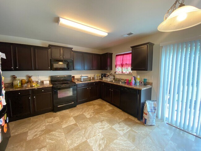 Foto del edificio - 4 Bedroom 3 bath 2 Story Home in Winston S...