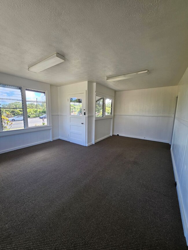 Building Photo - Refurbished 3 Bedroom off Volcano Hwy