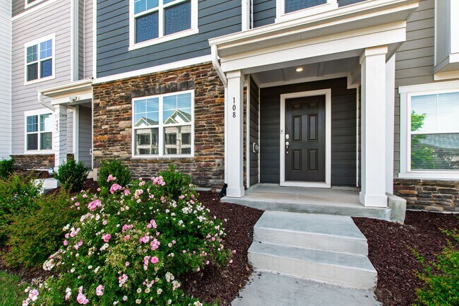Foto del edificio - Bright, Spacious & Move-In Ready Townhome ...