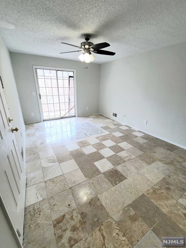 Building Photo - 590 Lilac Ln