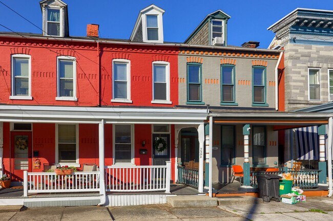 Building Photo - Beautiful Lancaster City Townhome