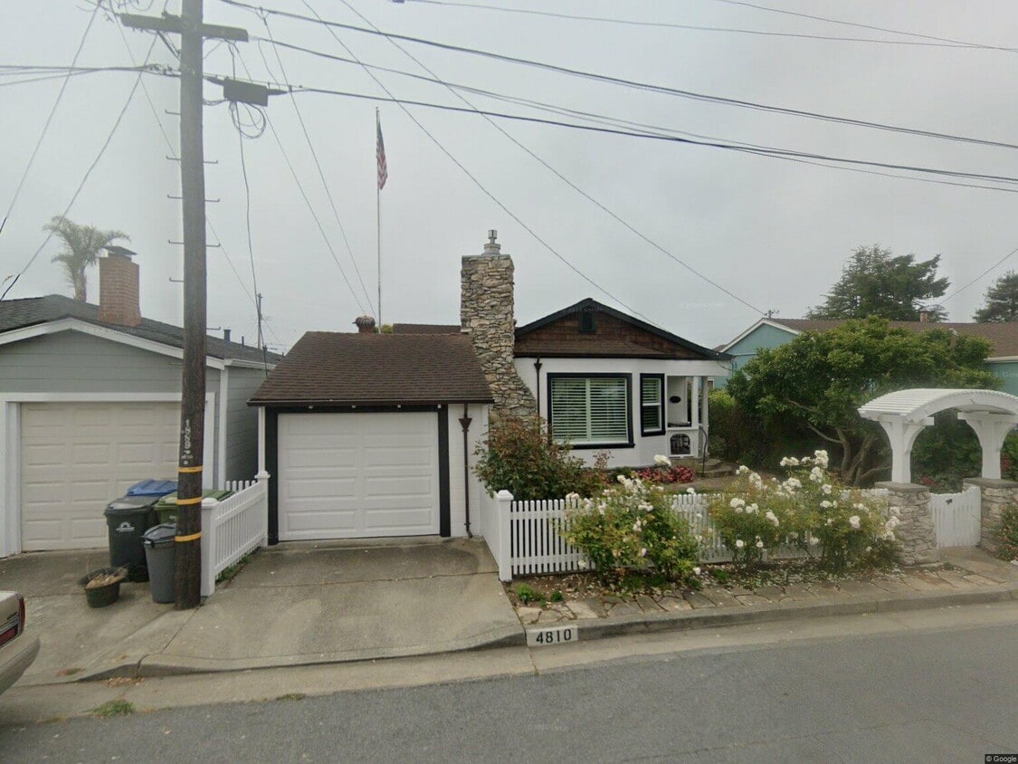 Primary Photo - 4810 Crystal St