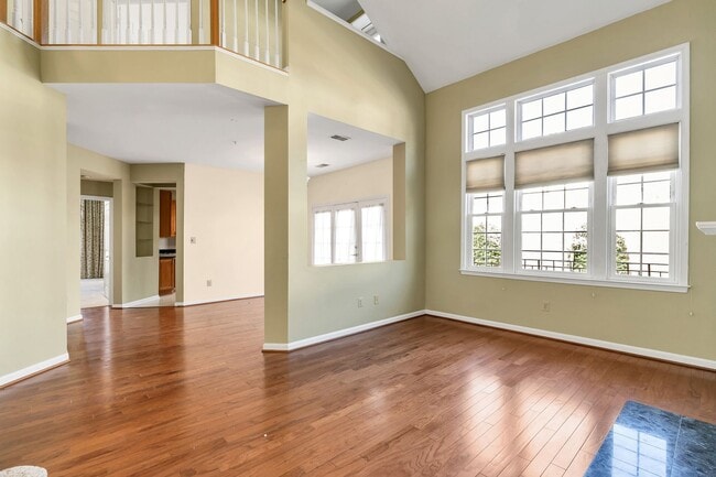 Building Photo - Immaculate 2 Bed 2.5 Bath Corner Unit, Con...