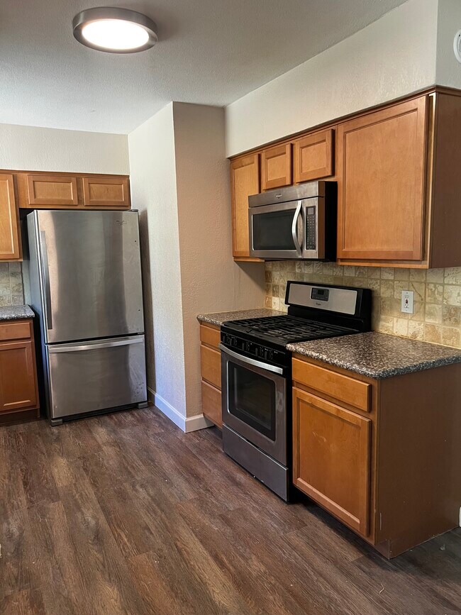 Building Photo - Charming 3-Bedroom Gem in Dallas!