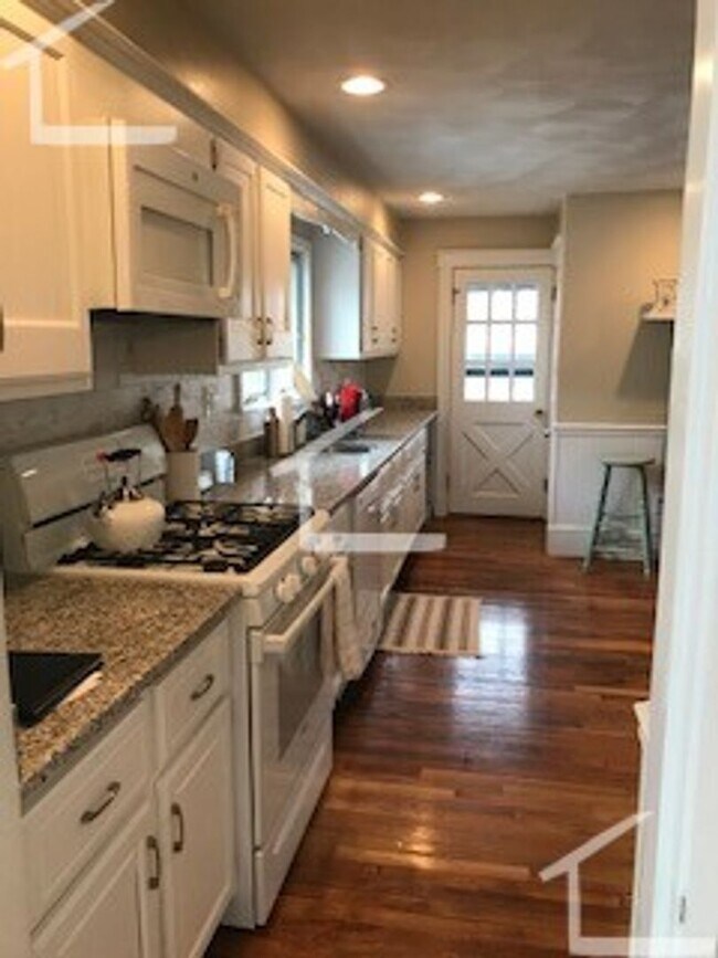Building Photo - Avl NOW/July/Aug - Very nice 3BR w/drivewa...