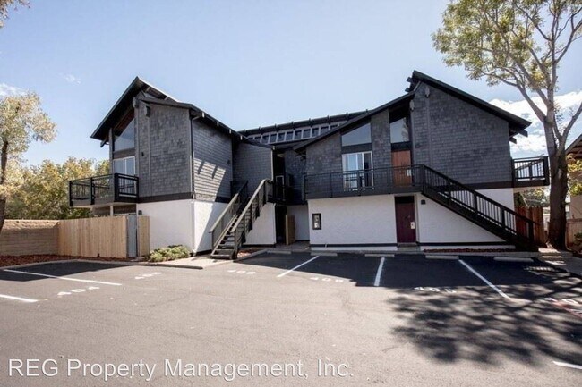 Building Photo - 1039 Montalban St