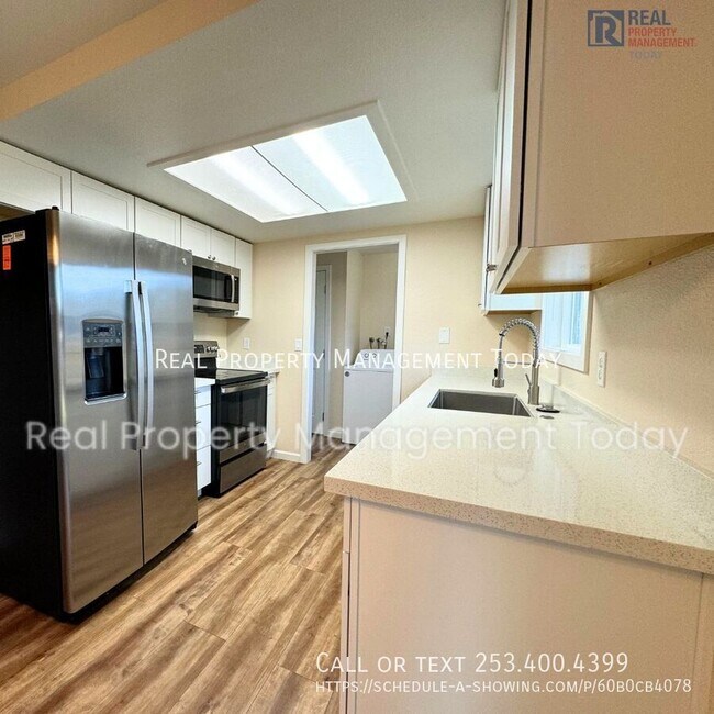 Foto del edificio - Charming and Updated 3 bed, 1.5 Bath Duple...