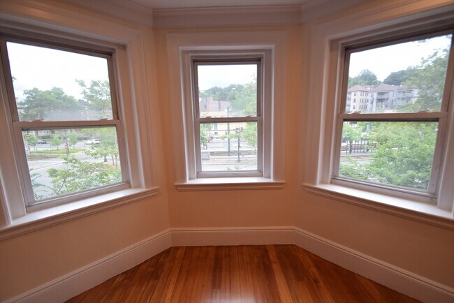 Building Photo - 1619 Beacon St