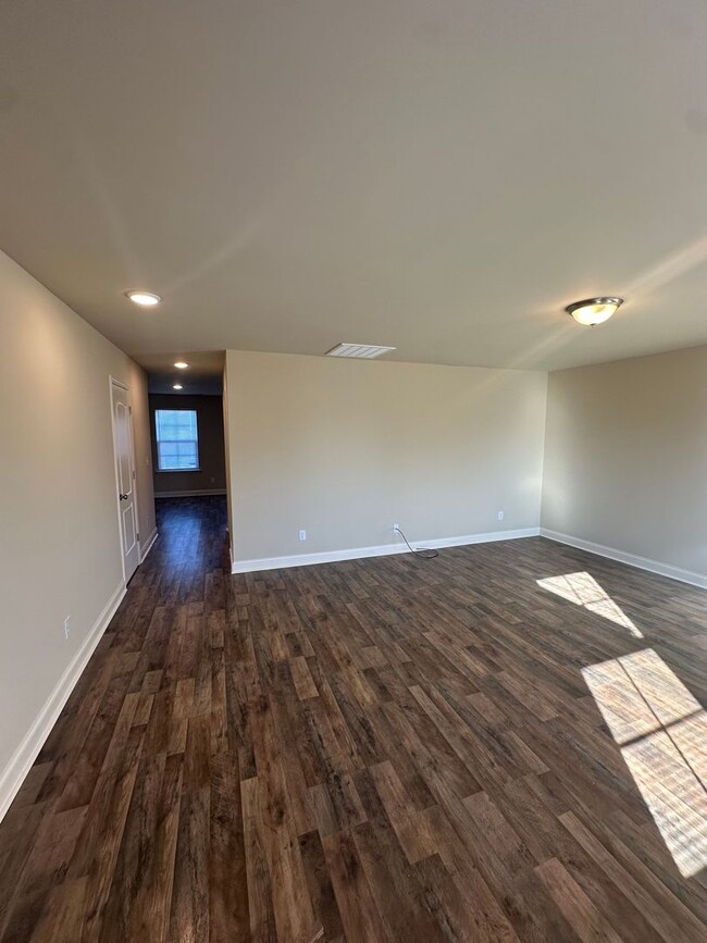 Foto del edificio - Beautiful 3 Bed 2.5 Bath Townhome Mins fro...