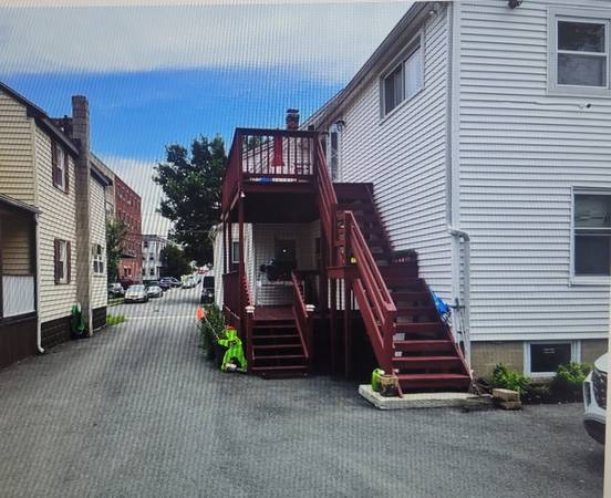 Building Photo - 295 Maple St