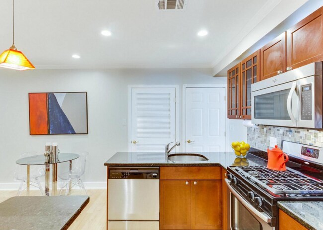 Building Photo - Modern Two Bedroom Near Union Market! Park...