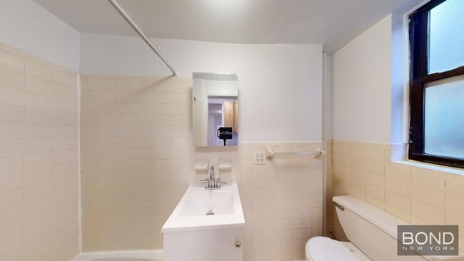 Building Photo - 425 E 65th St