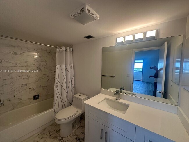 Building Photo - 2555 Collins Ave