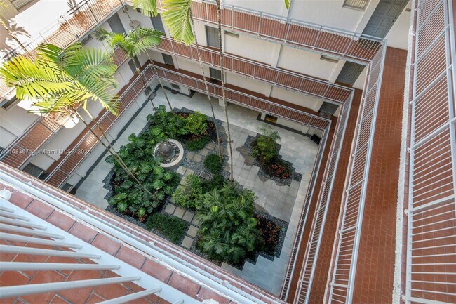 Foto del edificio - 650 NE 64th St
