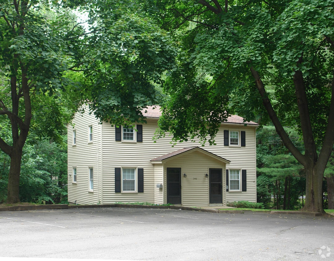 Primary Photo - 740-748 Liberty St