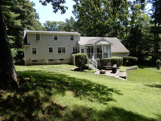Building Photo - 9 Fleetwood Dr