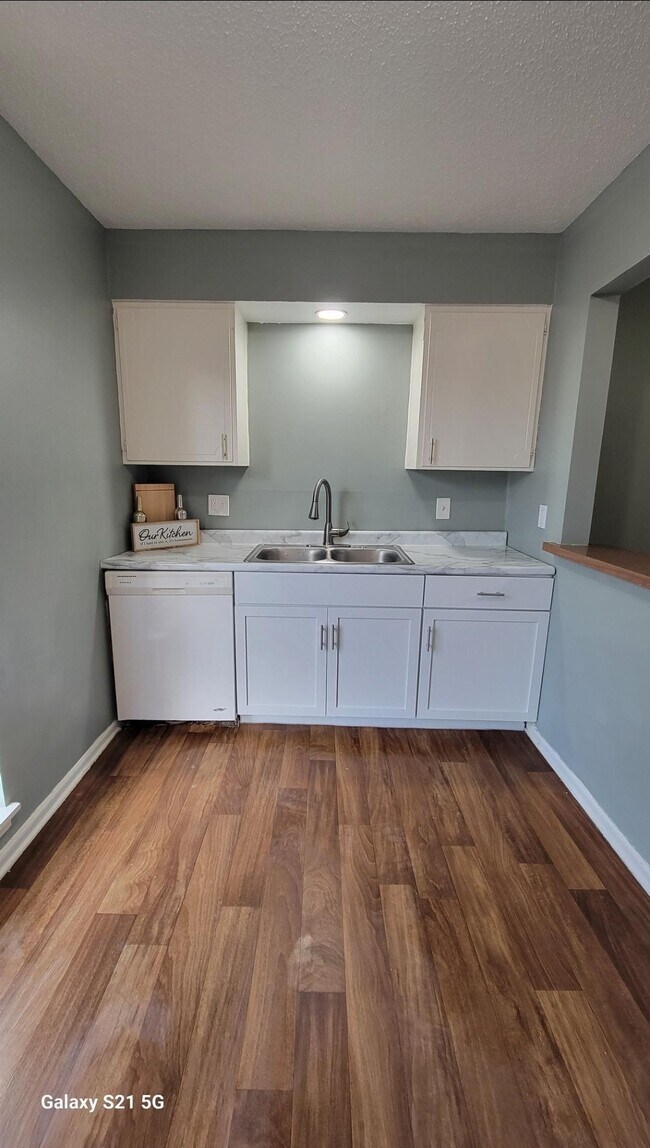 Building Photo - 8721 Countryshire Ln
