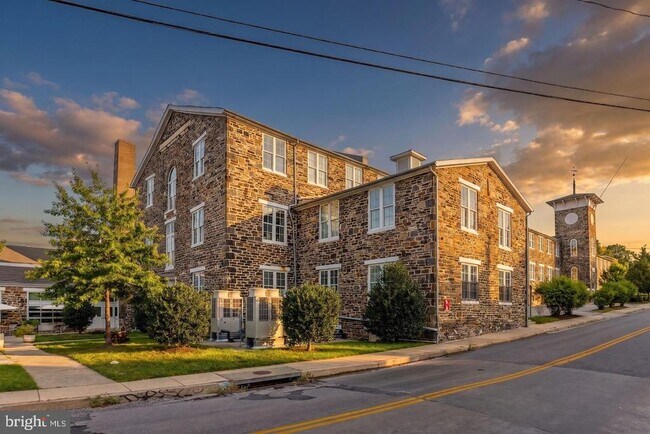 Building Photo - 1750 Union Ave