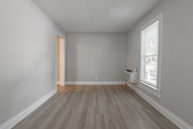 Foto del edificio - 303 Raynor St