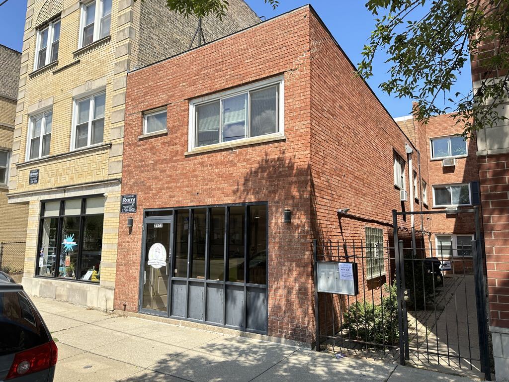 Primary Photo - 2942 W Montrose Ave