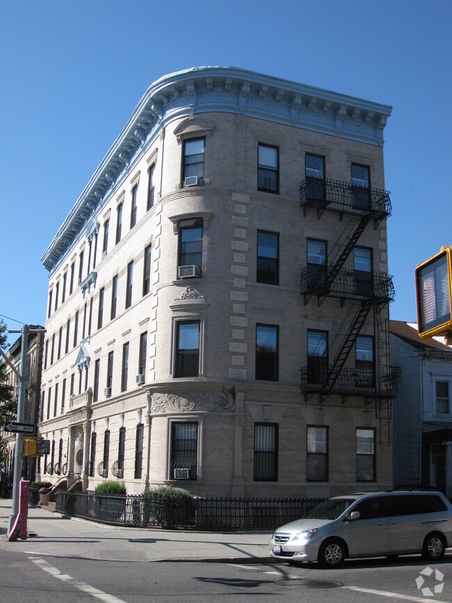 Foto del edificio - 42 Patchen Ave