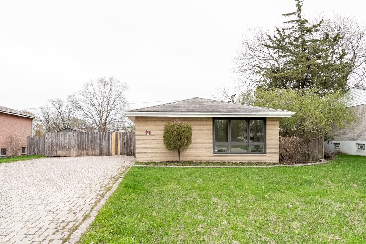 21 Julie Dr House Rental in Glenview, IL