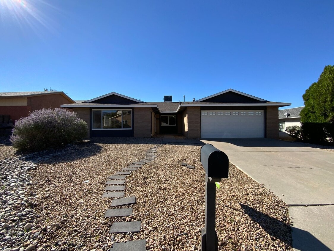 Foto principal - 4 Bedroom with Office Single Story Home Av...