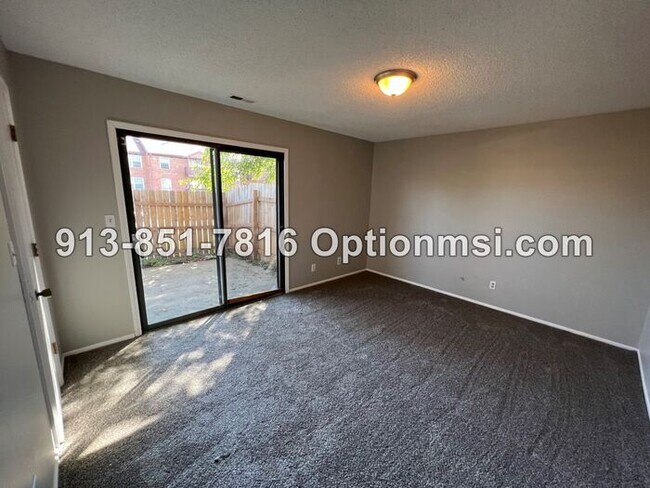 Foto del edificio - Half duplex AVAILABLE NOW