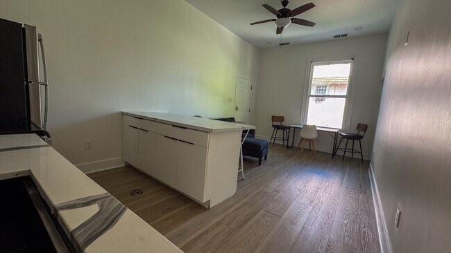 Foto del edificio - 4 Bed / 2 Bath University Area Apartment