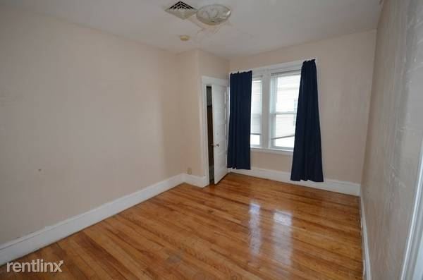 Building Photo - 3 br, 1 bath Apartment - 28 Vale St 1 Unit 1