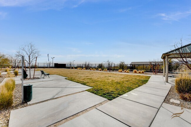 Foto del edificio - STUNNING SINGLE STORY 4 BEDROOM 2.5 BATHRO...