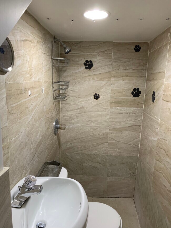 Foto del edificio - 472 E 4th St