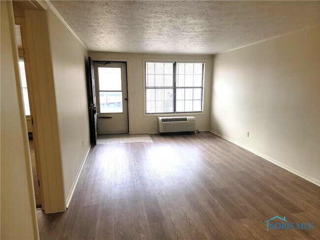 Building Photo - 54 E Crawford Ave