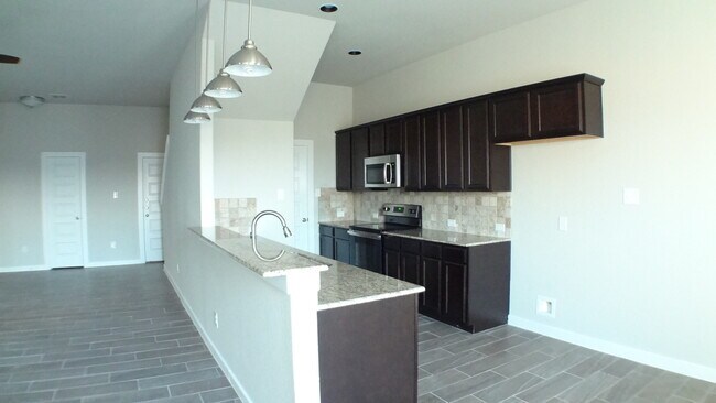 Foto del edificio - SPACIOUS 4 BEDROOM DUPLEX LOCATED IN NEW B...