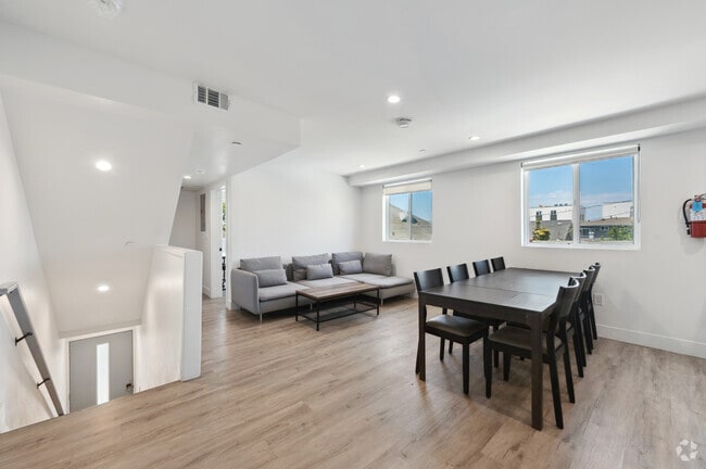 1297 1/2 7BR, 7BA - 1297-1299 W 36th St Student Housing near USC
