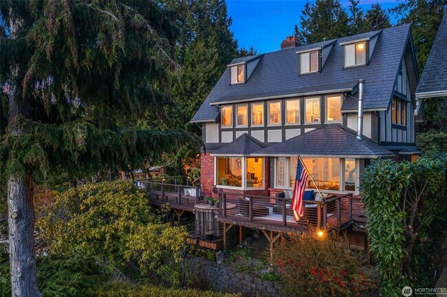 Foto del edificio - Timeless English Tudor with Stunning Puget Sound Views