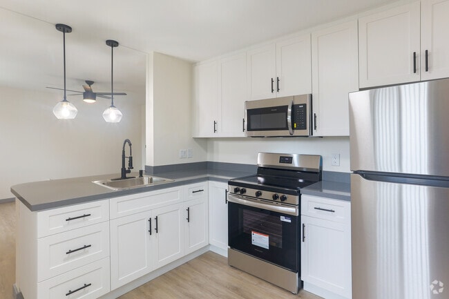 1BR, 1BA - 610SF - Kitchen - Plum Street Garden Apartments