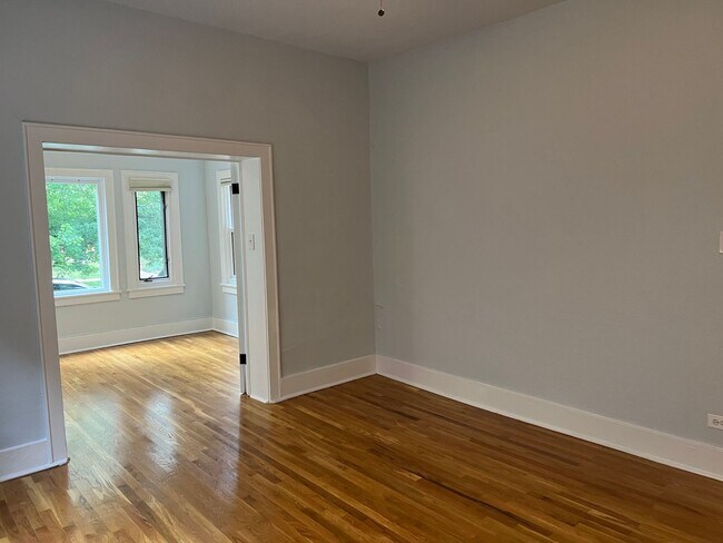 Foto del edificio - Uptown condo available immediately