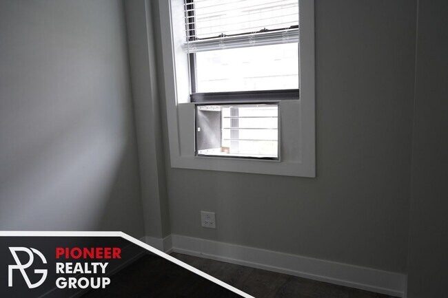 Foto del edificio - 505 W Belmont Ave