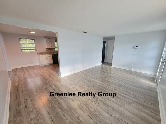 Foto del edificio - Completely Remodeled 2 Bed/1.5 Bath+ Bonus FL Room