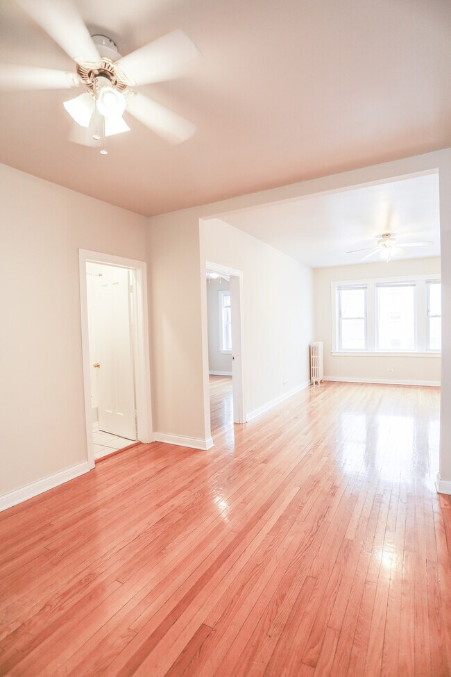 Building Photo - 2422 W Catalpa Ave
