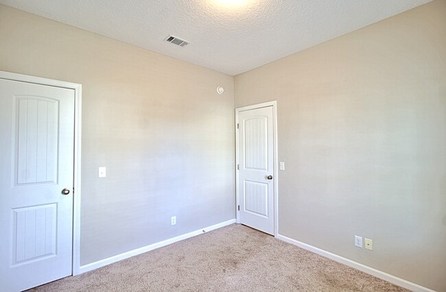 Building Photo - 33 Daylily Ct