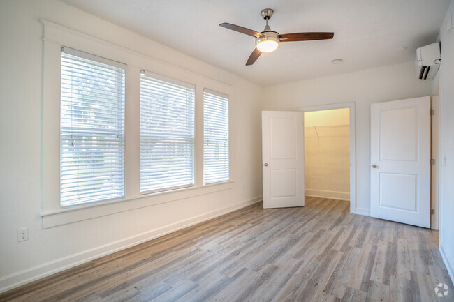 1BD, 1BA - 800SF - The Vendome