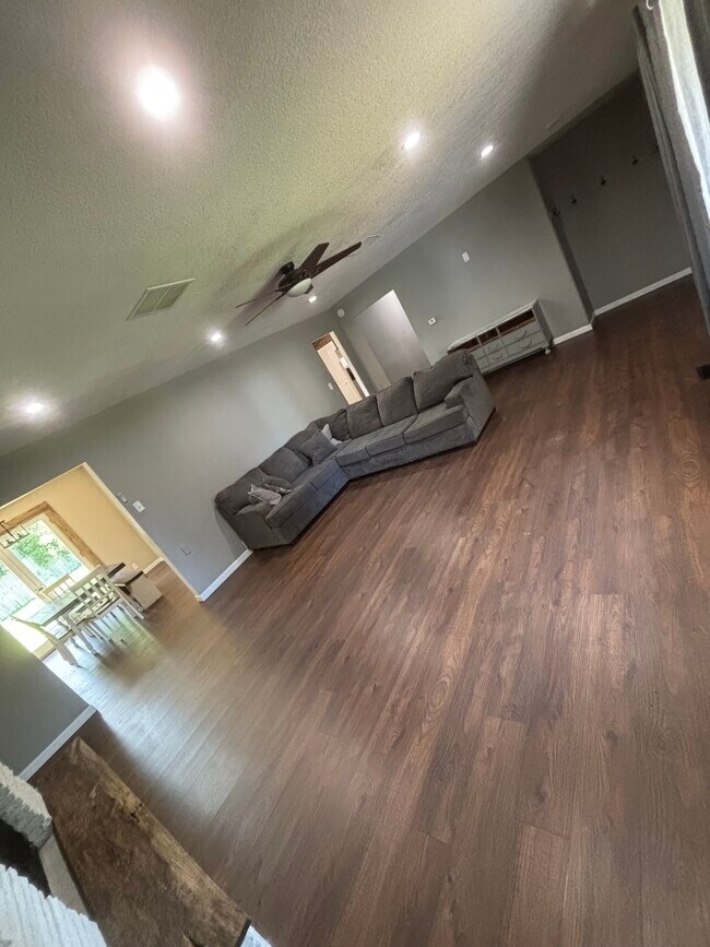 Foto del edificio - 835 E Locust St