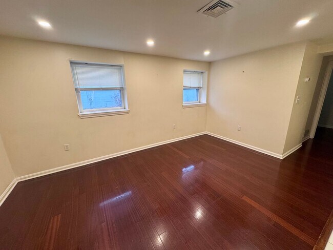 Foto del edificio - Two Bed Condo - Walking Distance to Downtown w/ Off Street Parking!