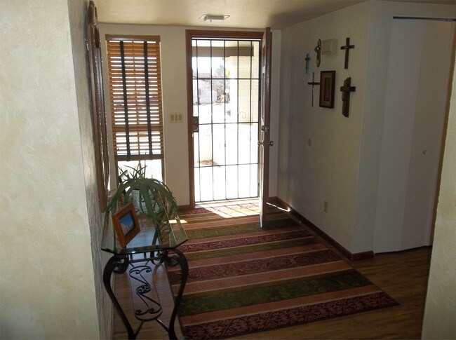 Building Photo - 1070 Canary Dr