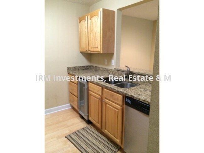 Building Photo - 1 bed 1.5 baths condo with DEN,