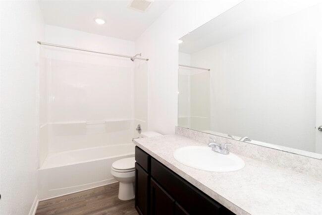 Foto del edificio - 5317 CJ Walker Ln