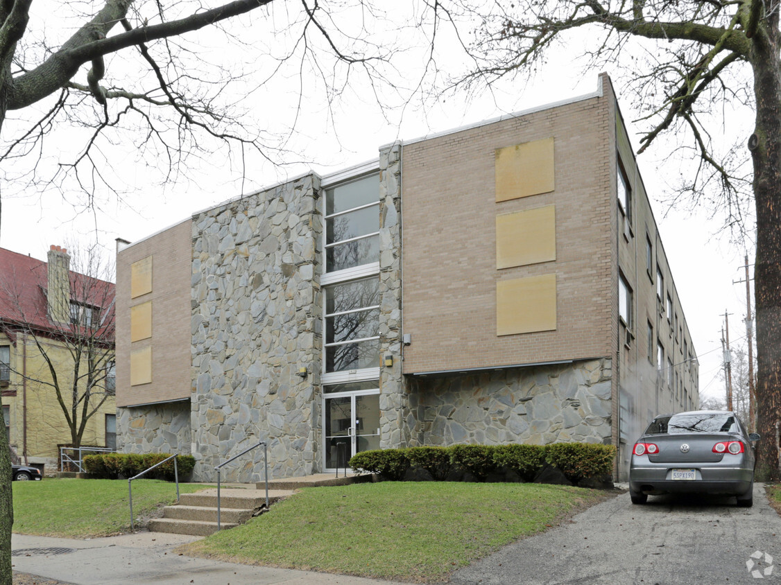 Primary Photo - 2820 W Kilbourn Ave