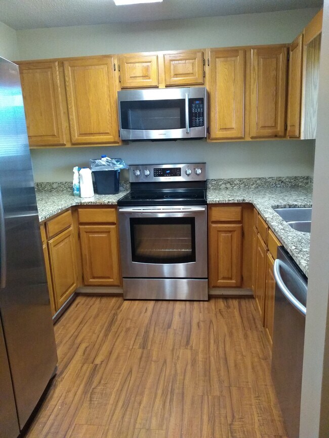 Kitchen - 910 Northlake Dr